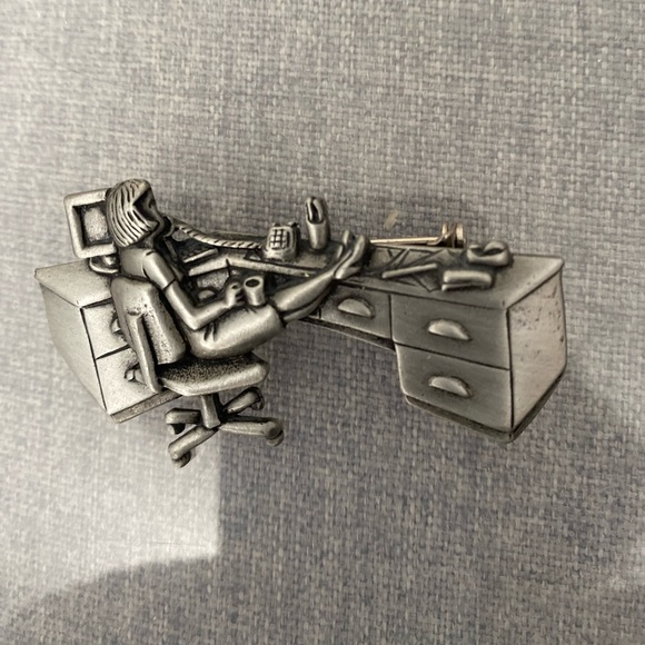 JJ secretary pin. Pewter color. VG used condition. Measures approx 2 1/2 ". - Picture 3 of 9